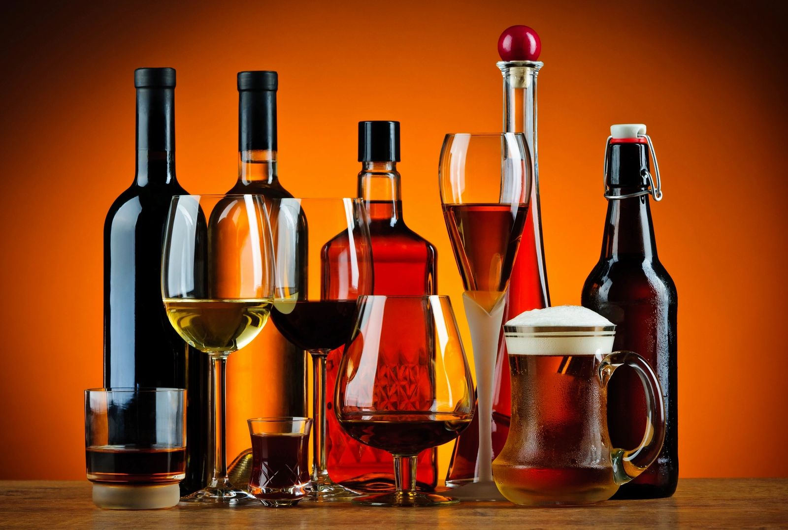 Tabla de quesos, frutas y vino