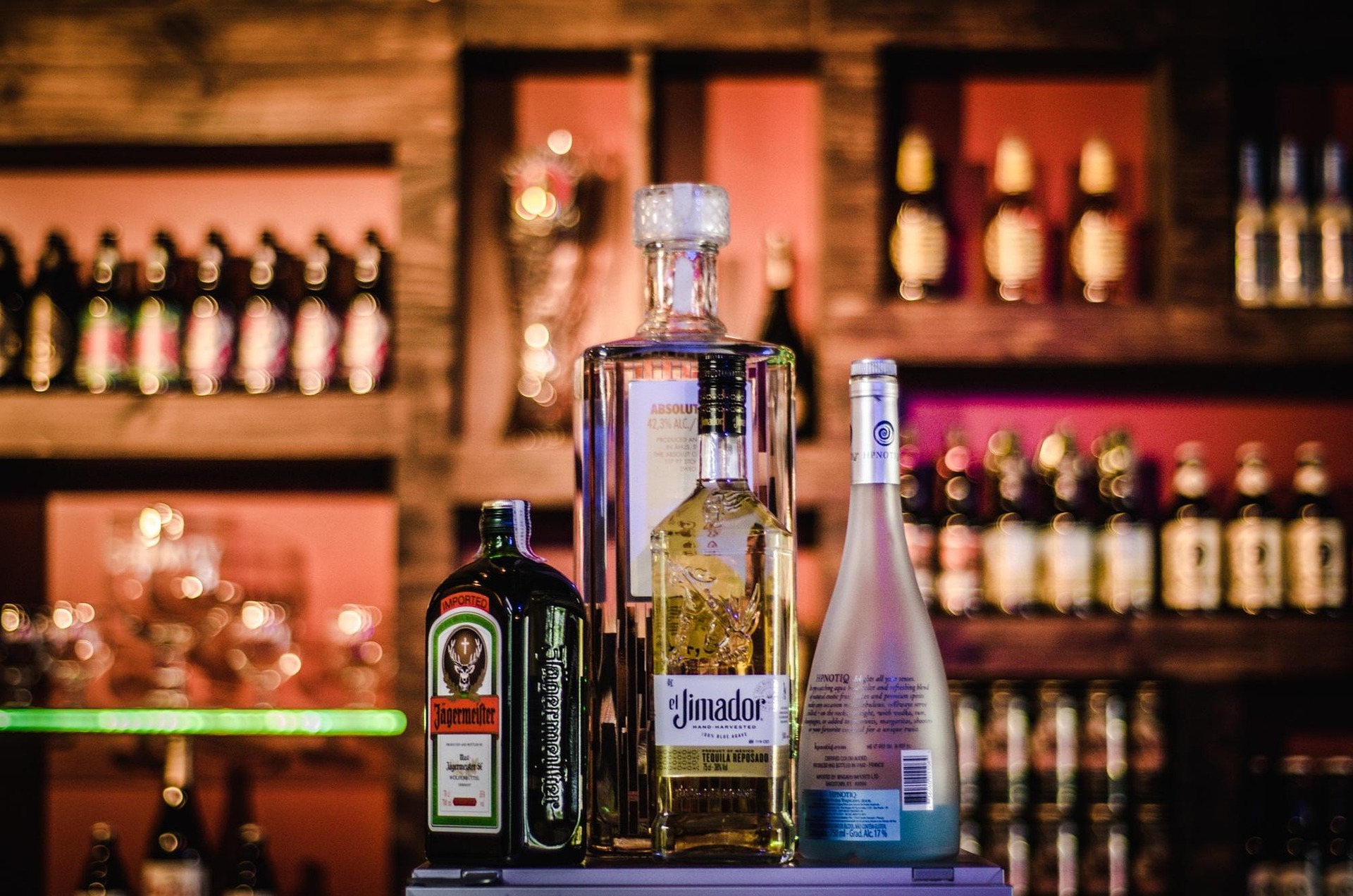 Botellas de licores en barra