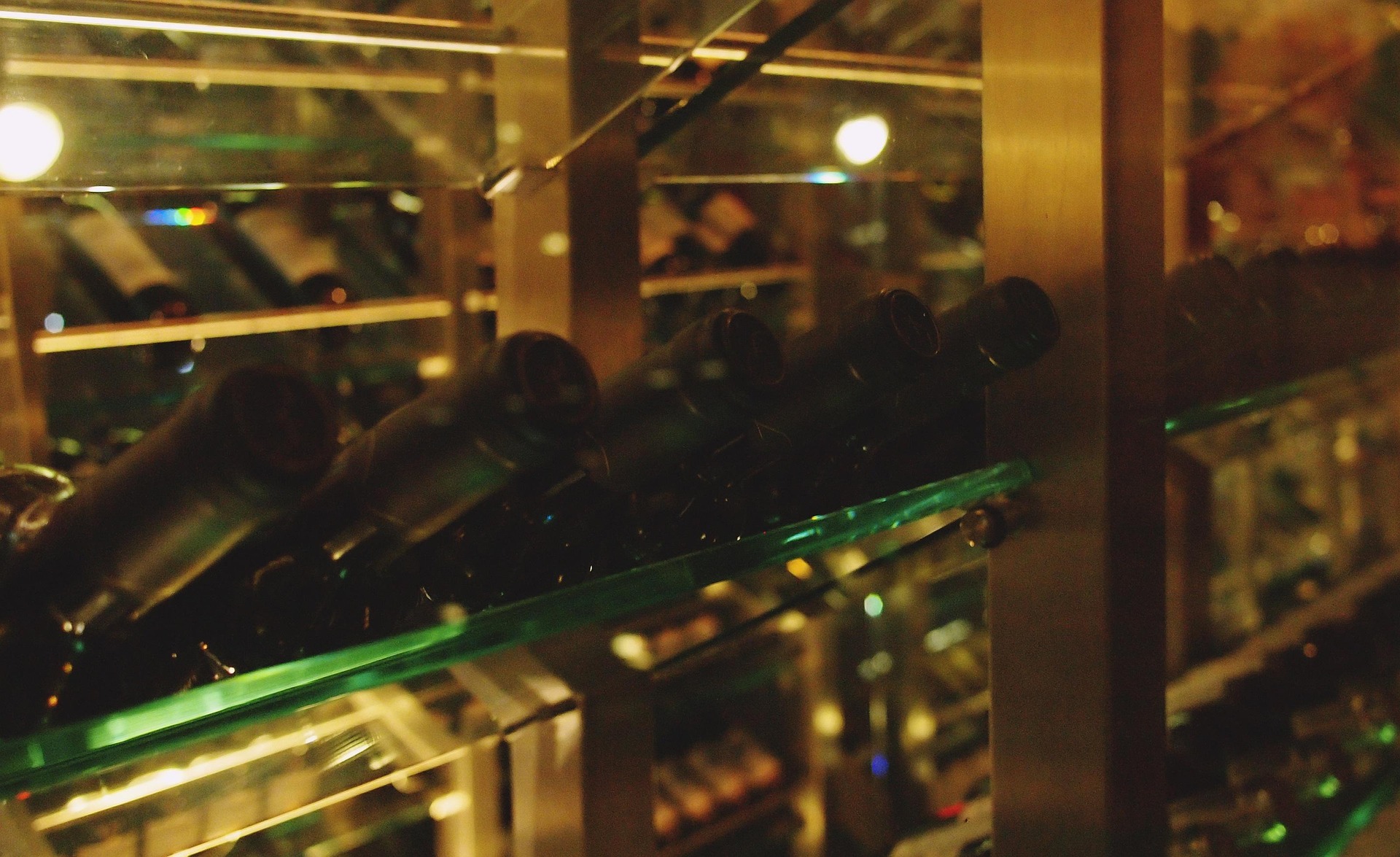 Botellas de vino en cava